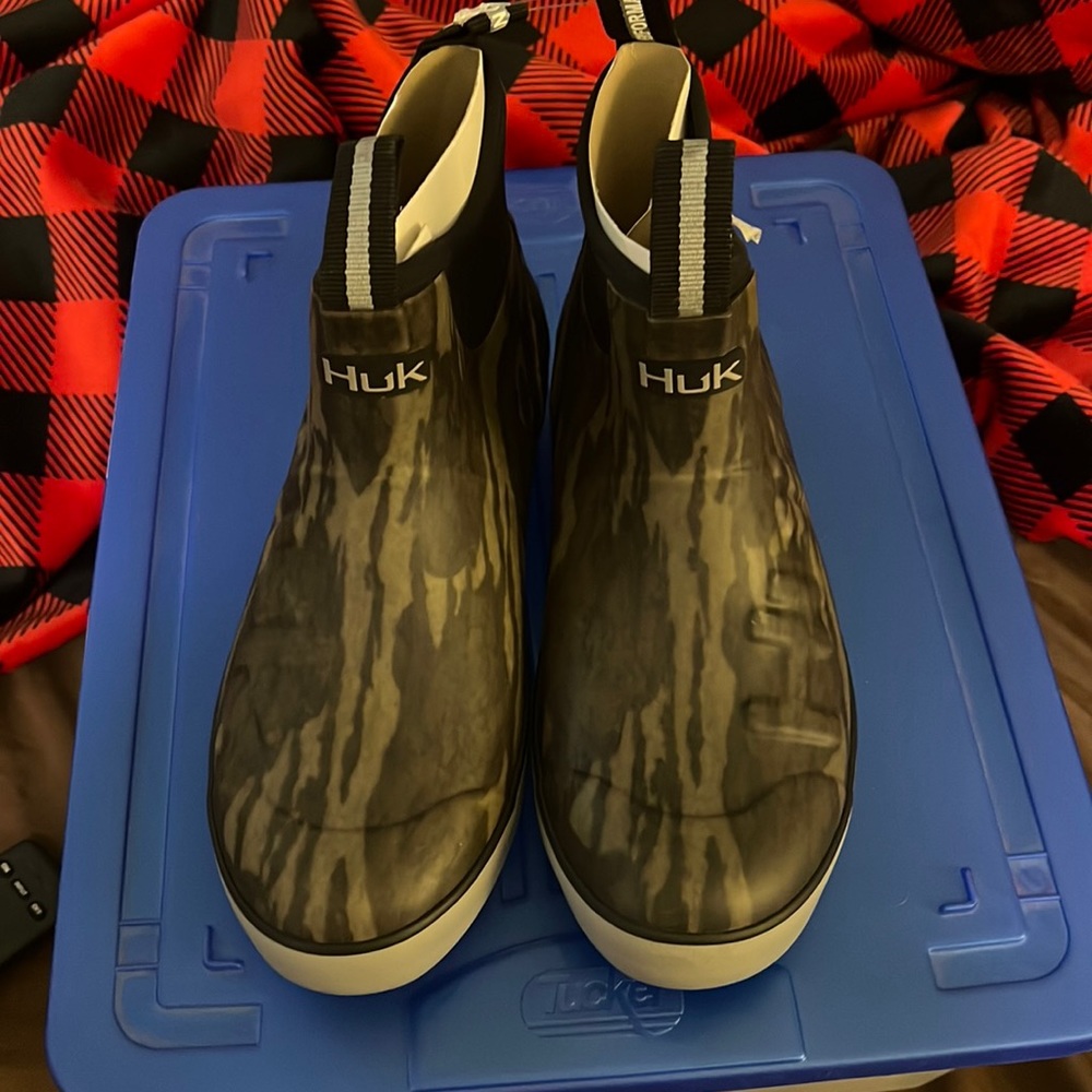 Huk brand waterproof boots size 7 men’s.